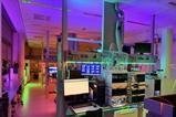 AutoLC-lab met analytische machines en veel gekleurde led-verlichting in een laboratoriumomgeving