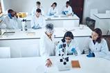 studenten op lab - shutterstock