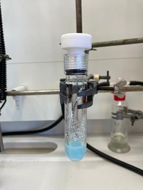 Blauwe kleur van het reactiemengsel