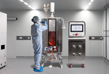 supr-250-liter-with-procontrol-and-operator-in-cleanroom-3-image