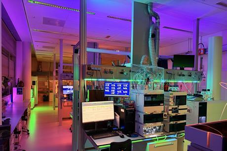 AutoLC-lab met analytische machines en veel gekleurde led-verlichting in een laboratoriumomgeving