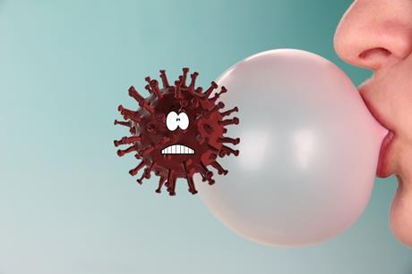 Een kauwgombel waar een verschrikt virusdeeltje aan vastplakt