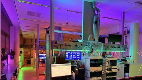 AutoLC-lab met analytische machines en veel gekleurde led-verlichting in een laboratoriumomgeving