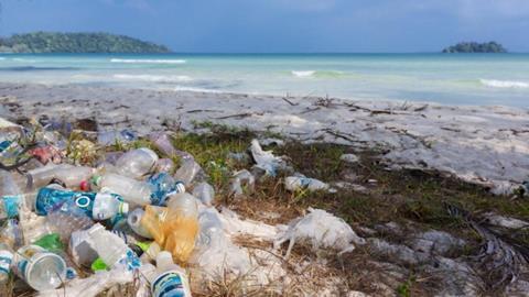 Plastic vervuilt de stranden
