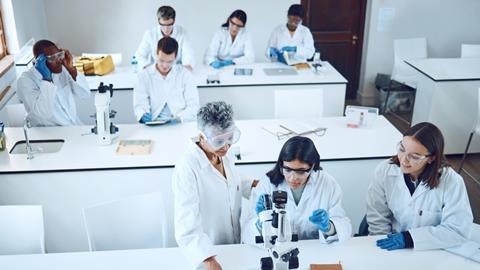 studenten op lab - shutterstock