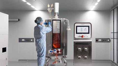 supr-250-liter-with-procontrol-and-operator-in-cleanroom-3-image