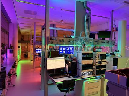 AutoLC-lab met analytische machines en veel gekleurde led-verlichting in een laboratoriumomgeving