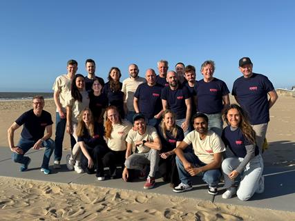 team-beach-retreat-group-photo-vivici-employees