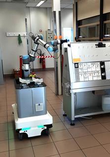 De cobot in het Covestro laboratorium.