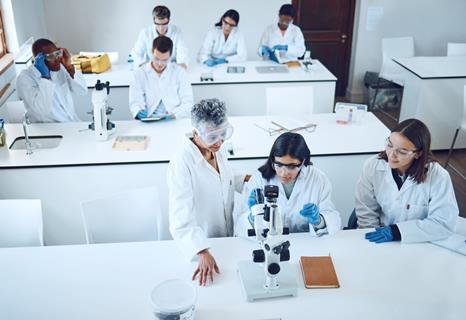 studenten op lab - shutterstock