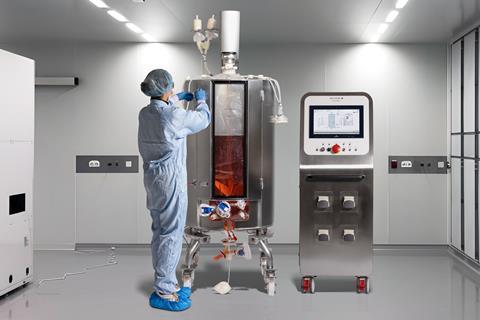 supr-250-liter-with-procontrol-and-operator-in-cleanroom-3-image