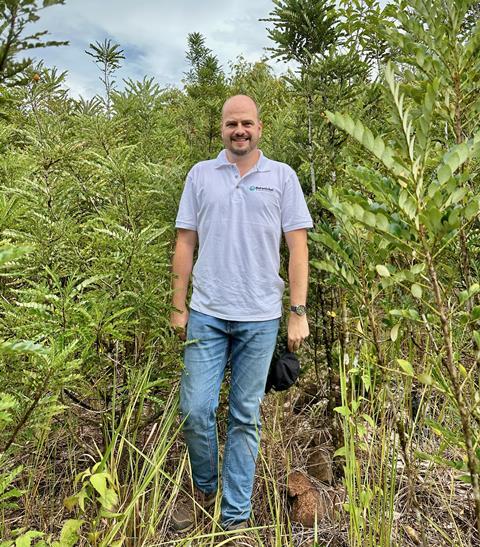 Antony van der Ent omringd door de nikkel-hyperaccumulator Phyllanthus rufuschaneyi tijdens veldwerk in Maleisië