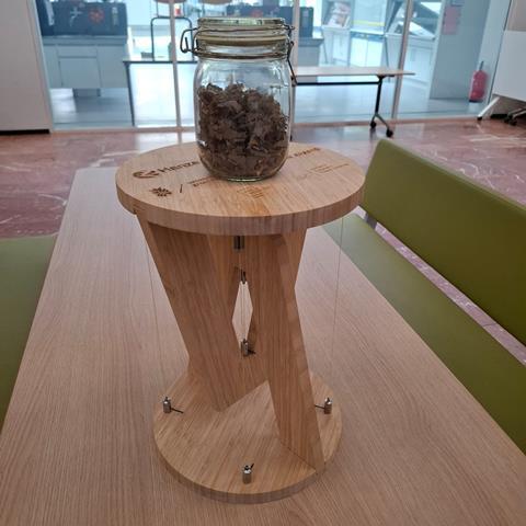 Een zogeheten tensegrity table, met spandraden van Twaron® gemaakt uit PET-afval.