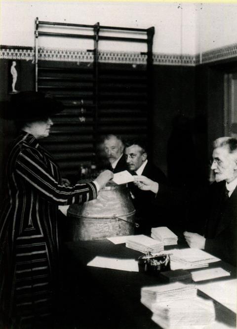 1921 - Geertruida v Maarseveen in stemlokaal - 27 april
