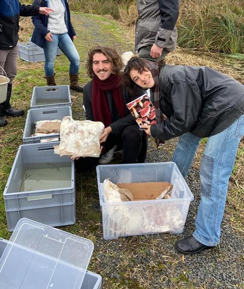 Juan Cruz Tubio and Allegra Feingold mesocosm setup with Deltares