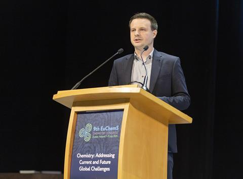 Thomas Vranken tijdens de Closing Ceremony van het 9th EuChemS congress