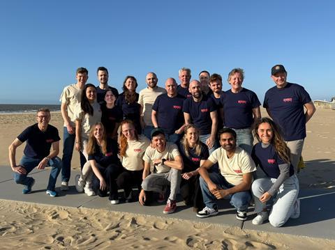 team-beach-retreat-group-photo-vivici-employees