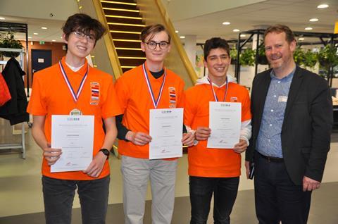1e prijs EOES 2024 gemengd scholen team 1 met Harmen Neidig (klein)