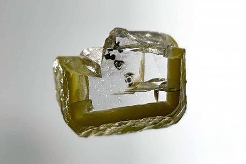 Diamant met davemaoietkristallen_EB